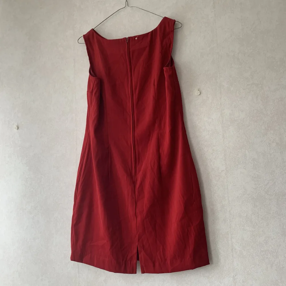 Röd mjuk vintageklänning i a-line modell. Köpt på Beyond Retro. Klänningar.