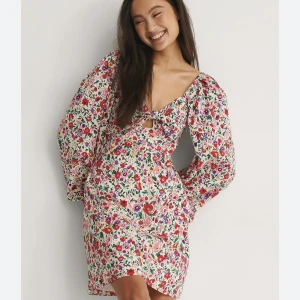 Klänning - Säljer denna klänning, som jag köpte till midsommar för två år sedan. Enbart använd en gång, därav bra skick. Slut på hemsidan eftersom den är köpt för två år sedan.