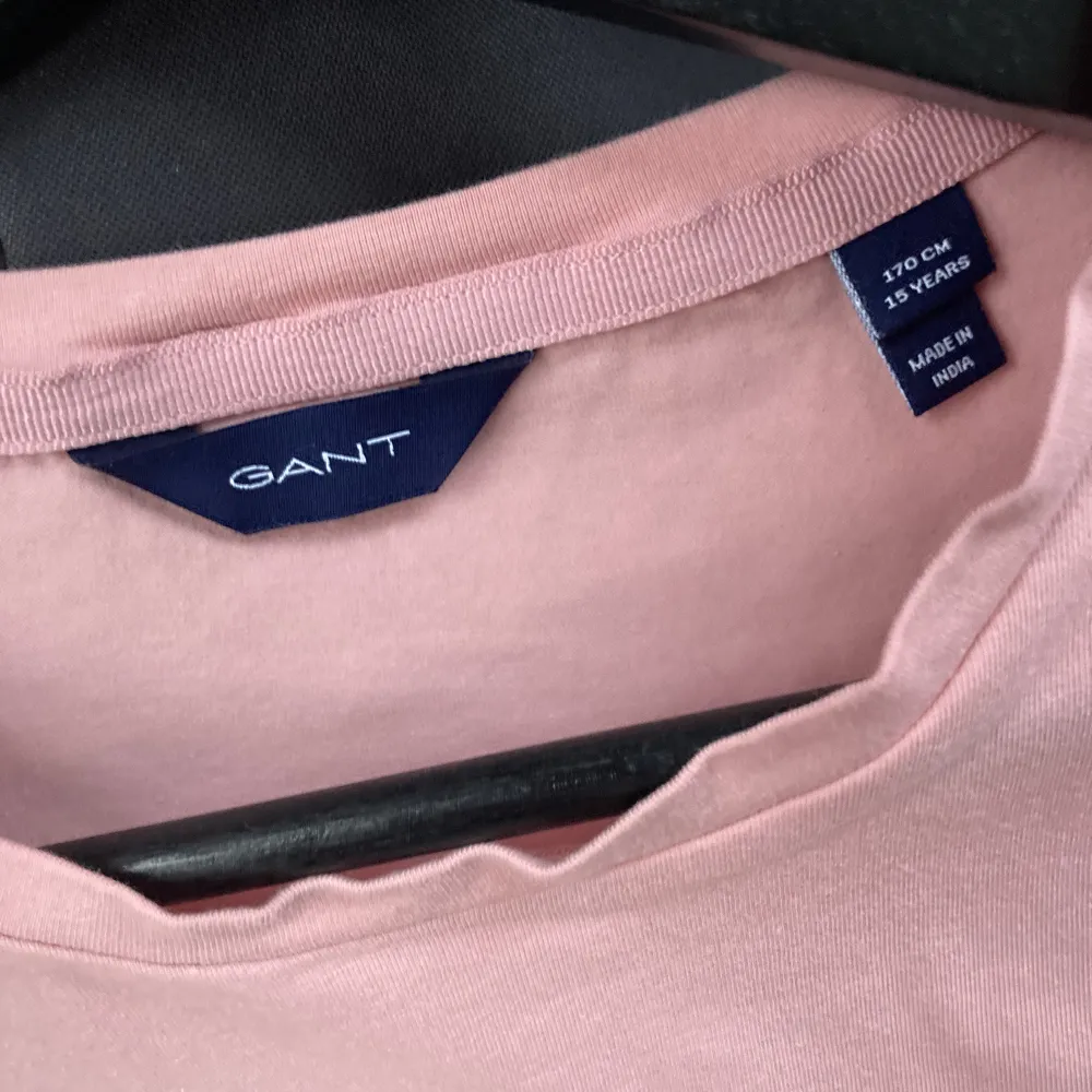 Snygg rosa gant tröja som är andvänd 2-3 ggr. . T-shirts.