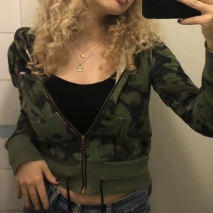 Camoflage hoodie - Camoflague hoodie köpt från sellpy, men knappt använd. Snygg öppen och knäppt🌟 lite dyrare eftersom jag inte är säker på att jag vill sälja🙄