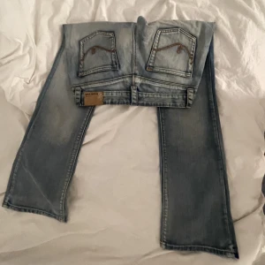 Vintage Low waist bootcut jeans - Säljer dessa Low waisted jeans pga ingen användning eftersom de är för stora på mig som brukar ha storlek XS/S. De är i storlek 29/32 och är i perfekt längd (nästan lite för långa) för mig som är 165 cm. 