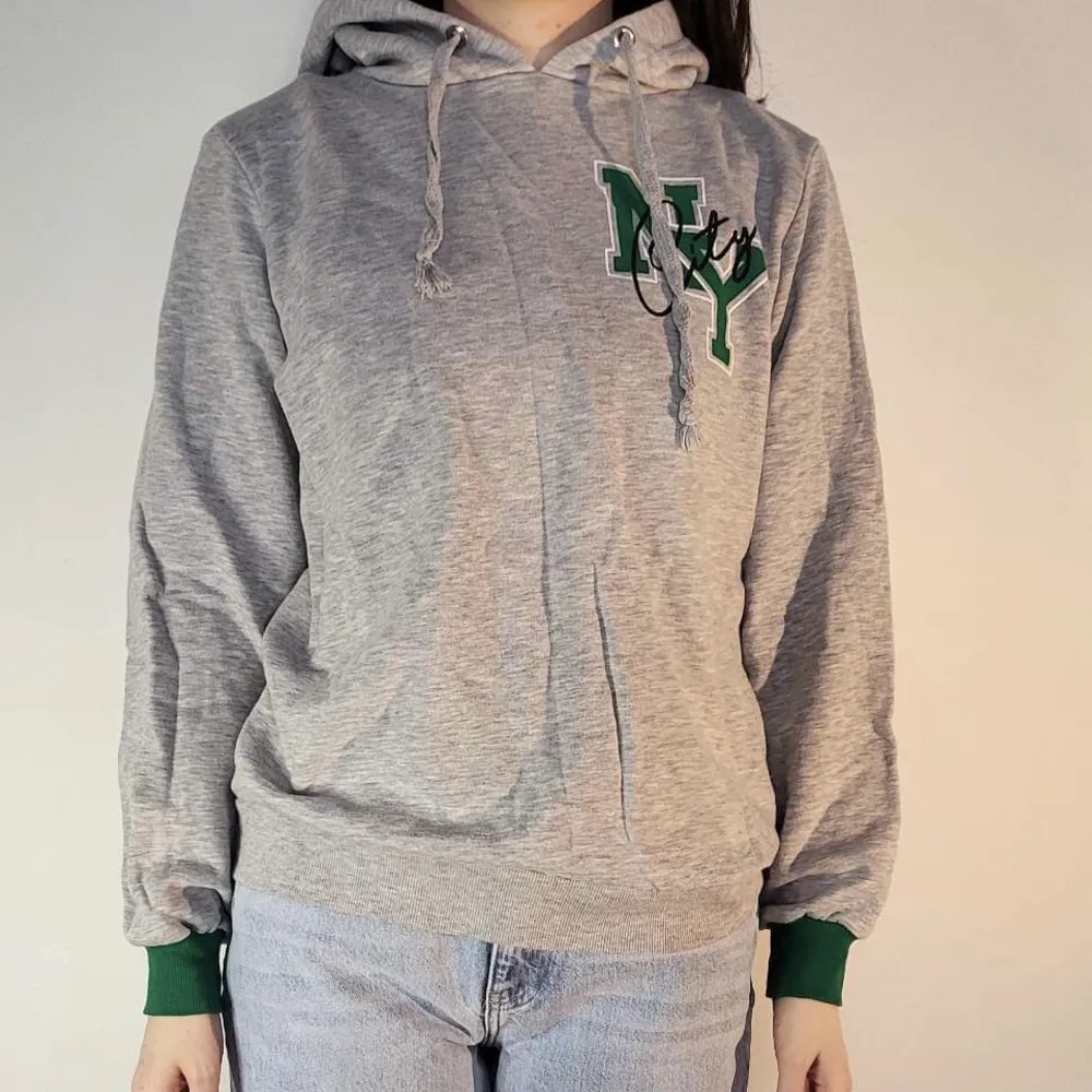 grå hoodie med gröna detaljer i storlek 40 (liten). har använt få gånger, väldigt fint skick. möter ej upp, postar enbart 🌸 . Hoodies.