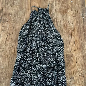 Svart gulligt linne - Jätte gulligt svart vitt linne i storlek XS. Köpt på Sellpy men kommer ifrån Zara. Så gulligt till sommaren men tyvär för stort för mig💕💕 på selpy kostade den 150💕💕 jag är vanligt vis XXS❤️