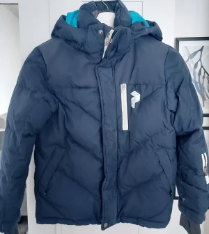 Jackor - Marinblå dunjacka peak performence stl 140 mkt bra skick. Turkos Haglövs jacka stl xl men mer som en M/L mkt bra skick. Lila ahkka skaljacka stl 40 mkt bra skick. 