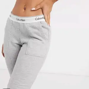 Gråa calvin klein mjukisbyxor som aldrig används