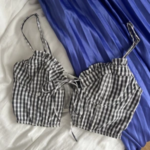 Topp från Urban Outfitters - Rutigtopp från Urban Outfitters!  Använd köp nu funktionen! 🫶 📦Frakten blir annars 60kr
