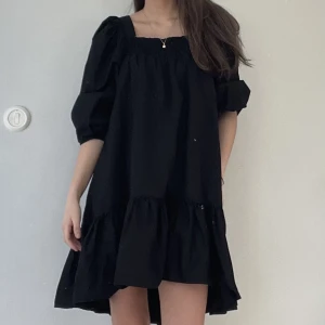 Strandklänning - Jättesöt svart klänning med puffärmar från H&M. Funkar perfekt som strandklänning💕