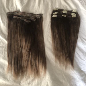 Äkta Clip on Löshår - Löshår från myextentions och rapunzel.  ❤️6 delar my extentions, clipsen ser tråkiga ut och de är hemmafärgat så lite ojämn färg men annars fint! 45cm Nypris 2099kr men säljer för 500kr  ❤️rapunzelofsweden 3 delar, lite sämre skick, hemmafärgat.35cm, 280kr