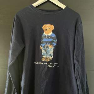 säljer denna fina tröja från Ralph Lauren då jag inte får användning av den, bra skick💘 skriv om ni undrar något, pris kan diskuteras 💘💘 köparen står för frakt 💘💘