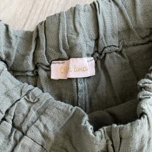 Säljer dessa två linne byxor ifrån Säljer dessa linne byxor i Grön och Rosa ifrån Chica London. Går även att köpa separat. Ordinarie pris 499kr (st). Nytt pris 350 kr tillsammans💋Skriv för mer bilder💋 DEN ROSA ÄR SÅLDA!!!!💘💘