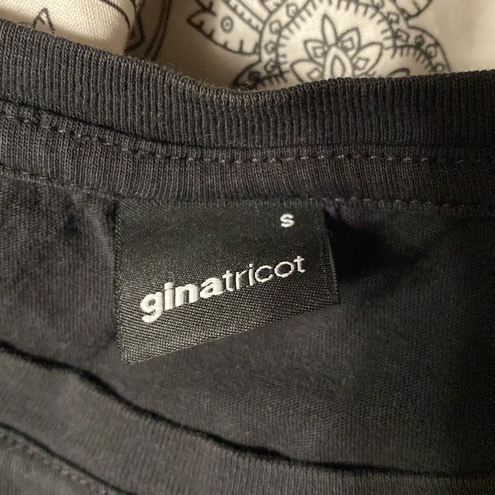 jättefin graphictee från gina tricot. använd få gånger. storlek s. T-shirts.