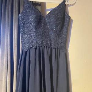 Klänning  - Säljer min fina balklänning som enbart är använd en kväll. Den är från mascara och är i stl 36, nypris är 1575kr.