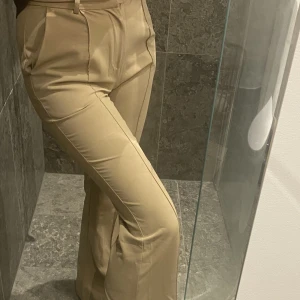 Kostymbyxor  - Kostymbyxor från nakd 