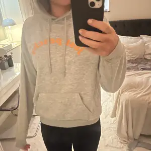 Grå hoodie från Primark i spanien💗