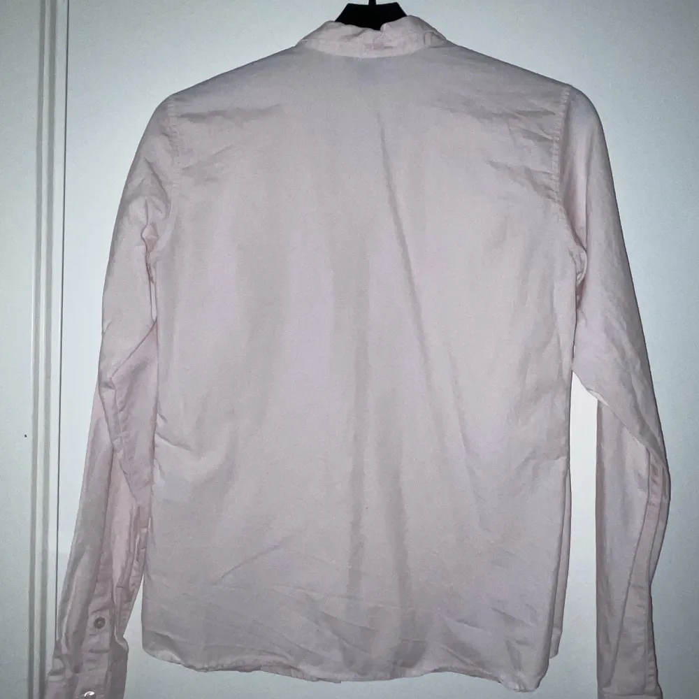 Rosa Gant-skjorta. Figursydd. Använd max 5 ggr. Säljer pga att den blivit för liten. Jättefin rosa färg. Funkar som fest-skjorta och i mer proffessionella sammanhang.. Skjortor.