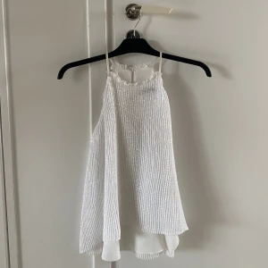 Topp i paljetter  - Vitt linne från zara med paljetter. Aldrig använt, storlek M 