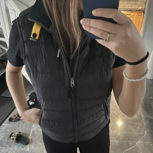 Parajumper väst - Säljer nu min parajumper väst för att den inte kommer till användning längre. Den är i välldigt bra skick och använd få gånger. Storleken är M i barn men passar mig bra som vanligtvis har S och är 166. Nypris är 2800