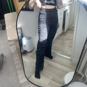 Mönstrade jeans - Coola mönstrade jeans fem H&M. Säljer då dem är lite för långa på mig som är 160cm. 
