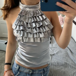 Halterneck topp!  - Så fin topp i satin material och volanger! Perfekt som festtopp