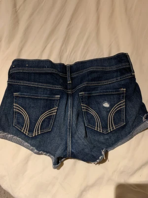 Hollister shorts - I princip nya Hollister shorts, använda Max 5 gånger. Väldigt låg midja. Passar Xs Ca 80 cm runt höfterna 💜