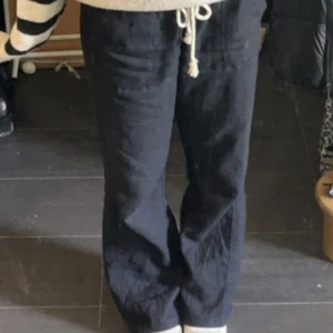 Roxy linnebyxor - Jag säljer dom populära Roxy linnebyxorna❤️helt oanvända *lånad bild* kan mötas i Stockholm, pris kan diskuteras.