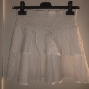 Volangkjol - Säljer denna skit snygga vita volangkjolen! Säljer en likandan fast i svart i ett annat inlägg (kolla in) Kom privat för fler frågor❤️