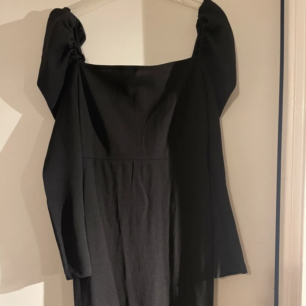 Säljer denna fina svarta klänningen. Använd en kväll. Storlek: M. Klänningar.