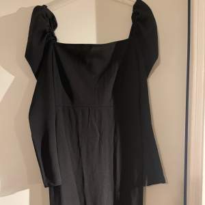 Säljer denna fina svarta klänningen. Använd en kväll. Storlek: M