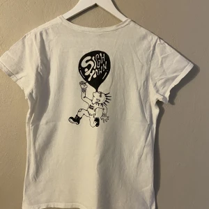 Sighynwn vit T-shirt  - Vit T-shirt i storlek s men skulle säga att den passar m med. Den är inköpt för några år sedan men sällan andvända så fortfarande i väldigt bra skick. 