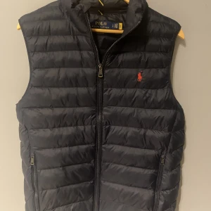 Ralph Lauren väst - Säljer nu min Ralph Lauren väst som inte kommer till användning längre, köpt för 2 månader sen så den är i väldigt bra skick Nypris: 3195.  Mitt pris: 1400