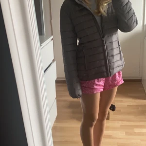 Jacka - Säljer denna skit snygga tjockare dunjackan ifrån Champion, perfekt till våren och hösten, aldrig andvänd. Toppskick!! 