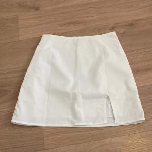 Säljer denna kjol från shein, aldrig använd och ganska liten i storleken, den är också ganska genomskinlig men passar nog med ett par hudfärgade underkläder