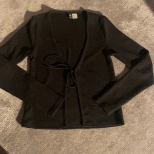 Knyt kofta - Säljer min supersöta kofta som man kan knyta från hm i storlek xs. Den är ganska liten i storleken men man kan även använda den som en söt knyt ”topp”. Den är rätt använd därav priset men fortfarande i okej skick. Hör av er vid intresse.