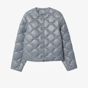 Mango jacka - Säljer min trendiga jacka från mango i stl M, perfekt nu till våren💕färgen är blå/silver,Jackan är i nyskick då den bara används ett fåtal gånger💕sista bilden är lånad men bara att skriva privat för fler eller vid eventuella frågor,jackan är helt slutsåld