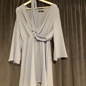 Blå klänning  - Jätte fin klänning i ljus blått med band runt midjan från boohoo 