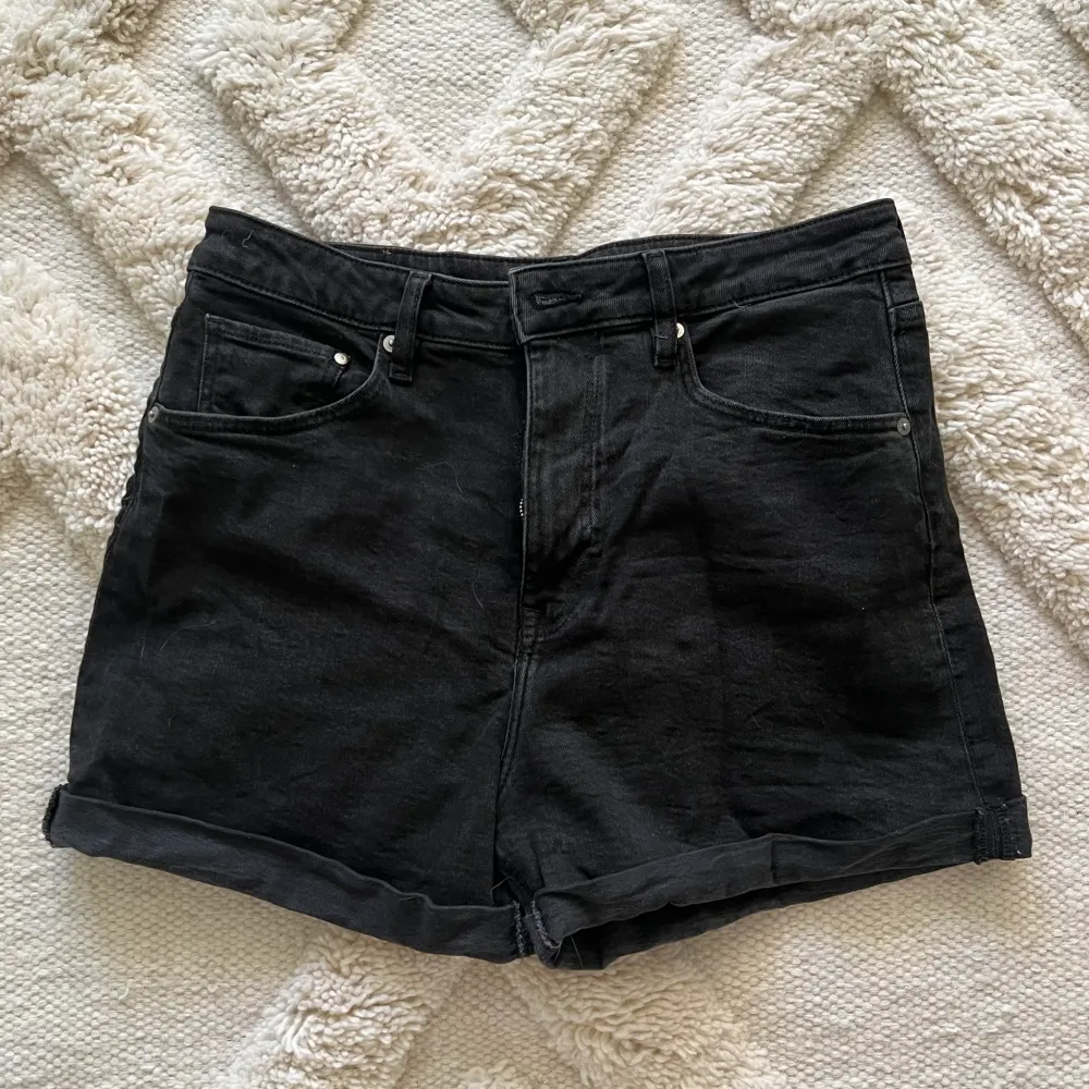 Ett par svarta mom shorts från H&M. Hög midja. Väldigt bekväma och stretchiga.. Shorts.