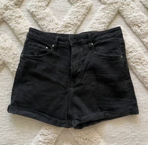 Mom shorts - Ett par svarta mom shorts från H&M. Hög midja. Väldigt bekväma och stretchiga.