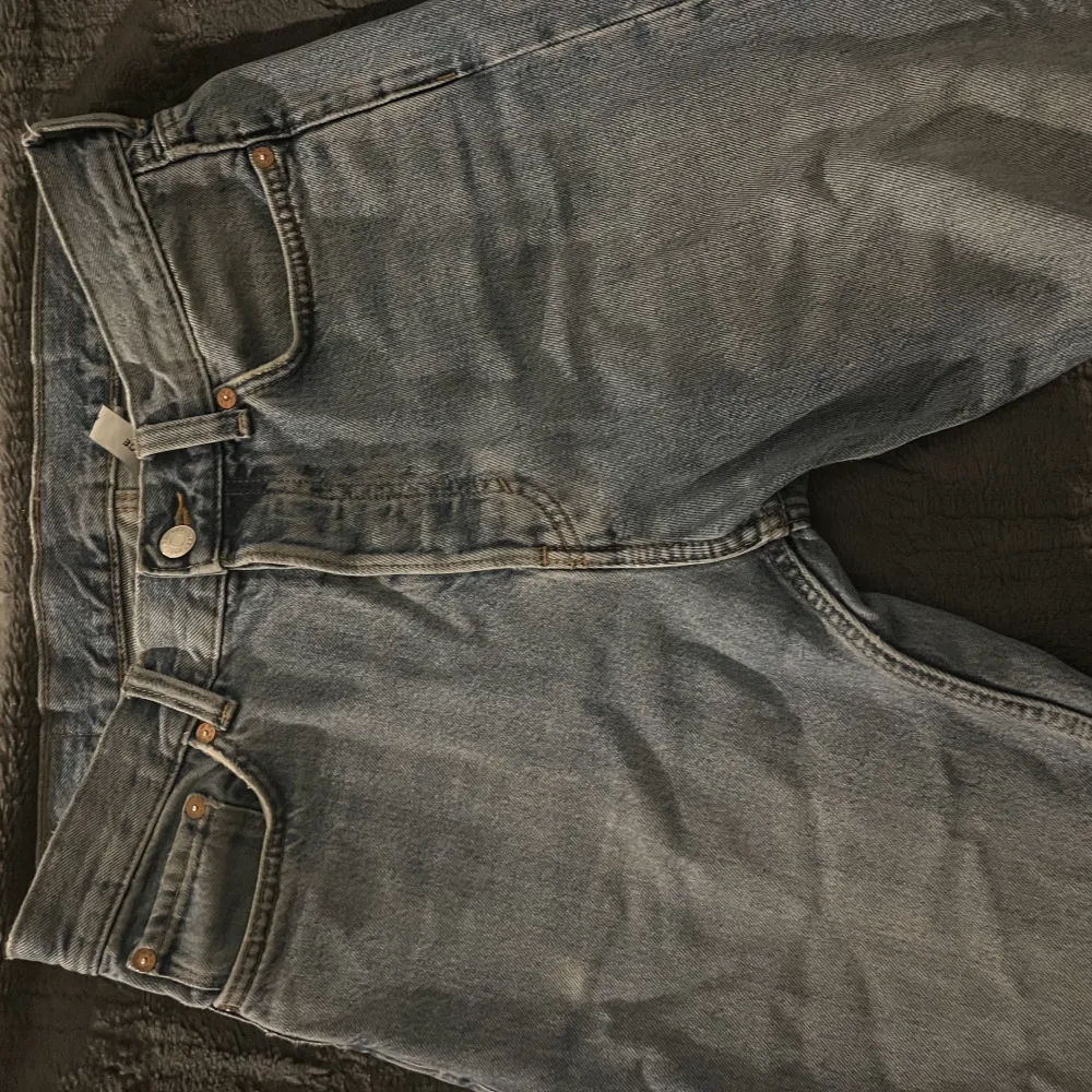 Ett par weekday jeans i fint skick, storlek W28 L30, passar på både killar och tjejer!. Jeans & Byxor.
