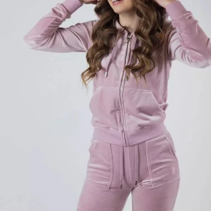 Juicy Couture  - Säljer då jag inte använder den mer, köparen står för frakt! 🤍(keepsake lilac storlek M) 