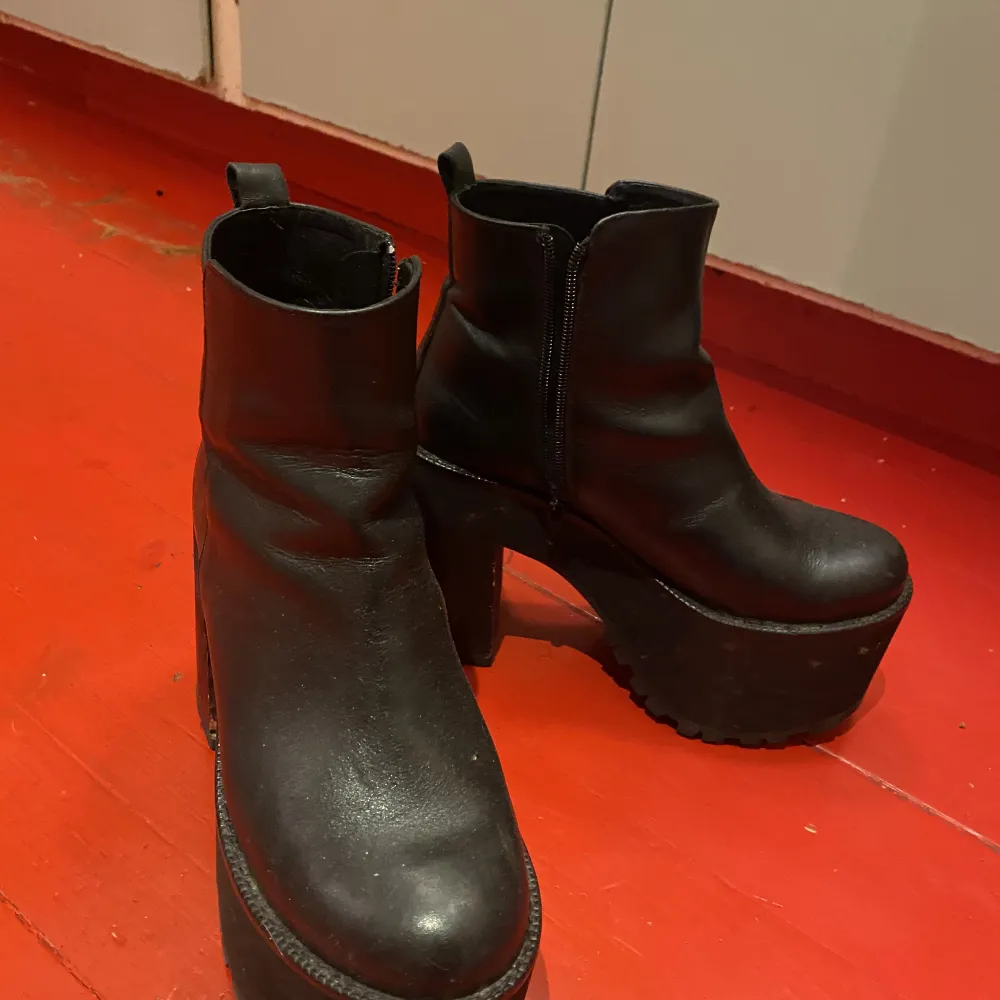 svarta trä platåskor i äkta läder  köpta på sko uno   jätte bra kvalite . Skor.