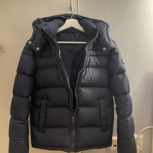 Tommy hilfiger jacka - Fin jacka i använt skick! Säljer då den är för liten och inte kommer till användning. Den är i storlek 164 vilken motsvarar xxs-xs.  Kan tänka mig gå ner i pris beroende på snabb affär.💗 köparen står för frakt!!🦋🦋