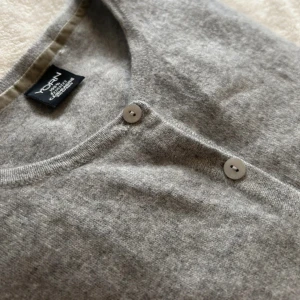 Kashmir tröja - 100% Kashmir kofta/tröja. Säljer pga att den är för liten för mig.