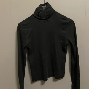 Svart polotröja  - Fin tröja, bra kvalitet, knappt använd, gillar bara inte polo, därför säljer jag den Logg från hm