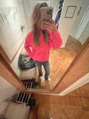 Skor cool rosa tröja - En super cool rosa tröja som jag tyvärr inte vet märket på eftersom jag köpte den secondhand🥰 men i storlek XS-S (köparen står för frakt)🥰🥰