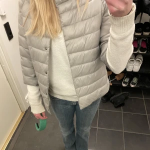 3/4 jacka  - KÖP DIREKT!: 800kr! Säljer min jätte fina tre kvart ärmade jacka som är oanvänd 💖 Är i storlek M men sitter som en S  super fin och liknande den trendiga från herno! I beige grå aktig färg som passar till allt 💖