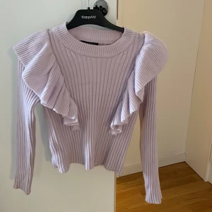 Stickad tröja  - En fin enkel stickad tröja från Shein. Storlek S. Färgen är lila/ljuslila