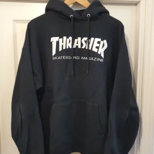 Thrasher hoodie L - Thrasher hoodie i fint skick. Strl L. Den har ett igensytt litet hål under armen. Syns knappt. 