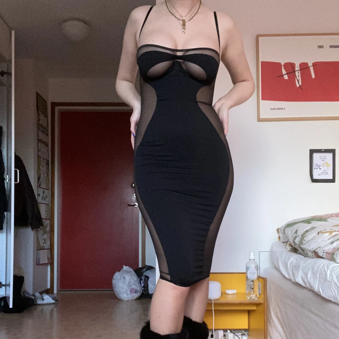 Formgivande klänning med mesh 