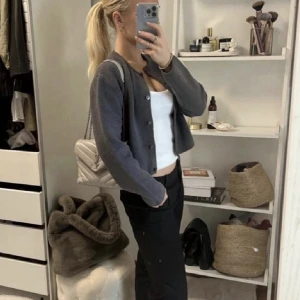 Kofta - Stickad kofta från zara i fint skick. Första två bilderna är lånade, skriv för egna bilder💕