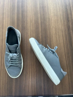 Gråa arigato skor  - Skor från arigato, använt mycket! Nypris 2200 kr!